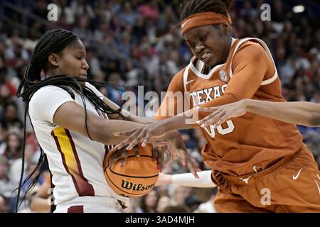 Tampa, Usa. April 2025. Texas Stürmer Kyla Oldacre (00) kämpft um den Ball mit Sania Feagin aus South Carolina (20 in der zweiten Halbzeit während der Finalrunde des NCAA Women's Basketball Turniers in der Amalie Arena in Tampa, Florida am Freitag, den 4. April 2025. Foto: Steve Nesius/UPI. Quelle: UPI/Alamy Live News Stockfoto