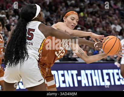 Tampa, Usa. April 2025. Der texanische Garde Ndjakalenga Mwenentanda (32) wird in der zweiten Halbzeit von Raven Johnson (25) bewacht, während der Finalrunde des NCAA Women's Basketball Turniers in der Amalie Arena in Tampa, Florida am Freitag, den 4. April 2025. Foto: Steve Nesius/UPI. Quelle: UPI/Alamy Live News Stockfoto