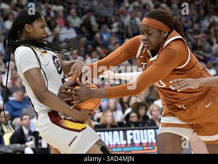 Tampa, Usa. April 2025. Der Texas-Stürmer Kyla Oldacre (00) kämpft in der zweiten Halbzeit mit Sania Feagin (20) in der Finalrunde des NCAA Women's Basketball Turniers in der Amalie Arena in Tampa, Florida am Freitag, den 4. April 2025 um den Ball. Foto: Steve Nesius/UPI. Quelle: UPI/Alamy Live News Stockfoto