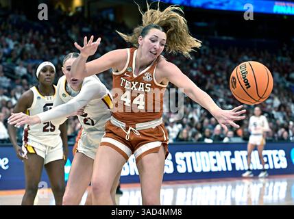 Tampa, Usa. April 2025. Der Texas-Stürmer Taylor Jones (44) kämpft in der ersten Halbzeit mit Chloe Kitts aus South Carolina (21) während der Finalrunde des NCAA Women's Basketball Turniers in der Amalie Arena in Tampa, Florida am Freitag, den 4. April 2025 um den Ball. Foto: Steve Nesius/UPI. Quelle: UPI/Alamy Live News Stockfoto
