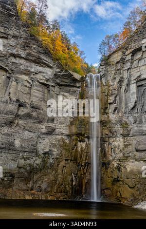 USA, New York. Herbstlaub und Taughannock Falls im State Park Stockfoto