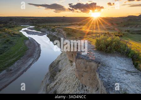 Sonnenuntergang über dem Little Missouri River vom Wind Canyon Overlook im Theodore Roosevelt National Park, North Dakota, USA. (Nur Für Redaktionelle Zwecke) Stockfoto
