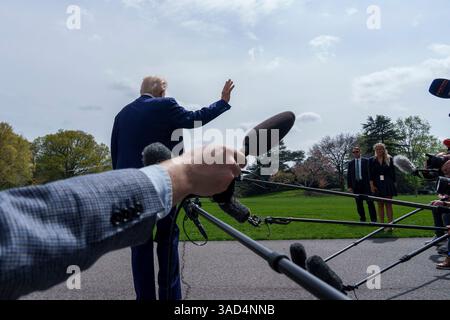 Washington, Usa. April 2025. U. US-Präsident Donald Trump verabschiedet sich nach einer spontanen Pressekonferenz, als er zur Marine One auf dem Südrasen des Weißen Hauses geht, am 3. April 2025 in Washington, DC, verbringt der Präsident ein dreitägiges Wochenende in seiner Residenz in Mar-a-Lago. Quelle: Abe McNatt/White House Photo/Alamy Live News Stockfoto