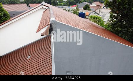 Luftaufnahme des Dachs. Braune Fliesen. Stockfoto