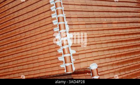 Luftaufnahme des Dachs. Braune Fliesen. Stockfoto