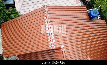 Luftaufnahme des Dachs. Braune Fliesen. Stockfoto