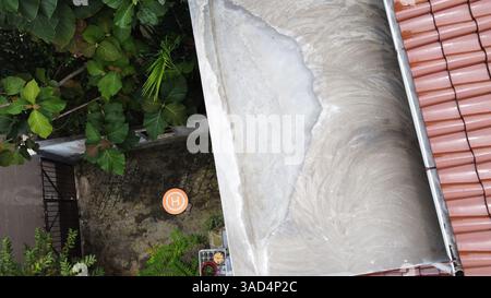 Luftaufnahme des Dachs. Braune Fliesen. Stockfoto
