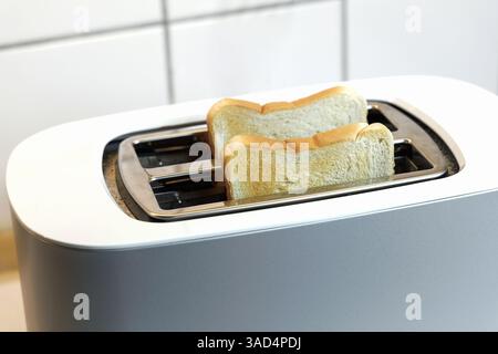 Toaster mit zwei Stücken gebratenem Brot. Hochwertige Fotos Stockfoto