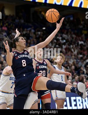 Tampa, Usa. April 2025. UConn-Center Jana El Alfy (8) steigt in der ersten Halbzeit in der Finalrunde des NCAA Women's Basketball Turniers in der Amalie Arena in Tampa, Florida am Freitag, den 4. April 2025, gegen die UCLA auf. Foto: Steve Nesius/UPI Credit: UPI/Alamy Live News Stockfoto