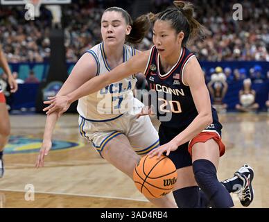 Tampa, Usa. April 2025. Kaitlyn Chen (20) wird in der ersten Halbzeit von Elina Aarnisalo (7) in der Finalrunde des NCAA Women's Basketball Turniers in der Amalie Arena in Tampa, Florida, bewacht 2025. Foto: Steve Nesius/UPI Credit: UPI/Alamy Live News Stockfoto