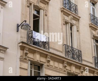 Pariser Gebäude mit Balkonen und wunderschönen Steinfassaden Stockfoto