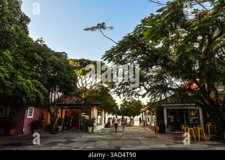 Fußgängerzone mit Geschäften und Cafés in Porto da Barra - Buzios, Rio de Janeiro, Brasilien Stockfoto