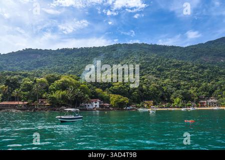 Bewaldete Küste und klares Wasser in Angra dos Reis, Brasilien Stockfoto