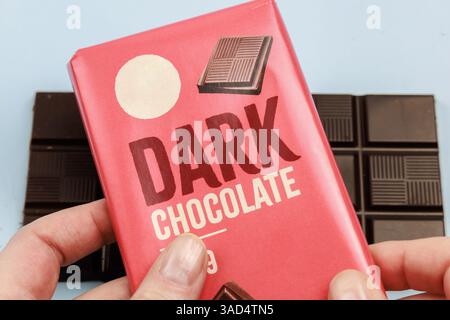 Köstliche dunkle Schokoladenriegel mit der Aufschrift Dark Chocolate. Konzept für gesunde Ernährung. Kopenhagen, Dänemark - 25. Januar 2025 Stockfoto