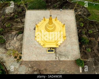 Die goldene Pagode im Nelligala International Buddhist Centre, Sri Lanka, strahlt spirituelle Ruhe aus und bietet einen atemberaubenden Blick auf die Umgebung Stockfoto
