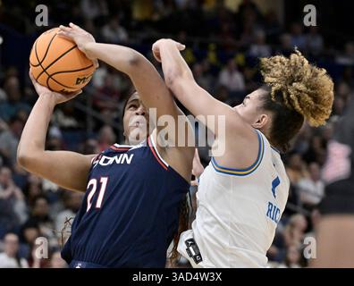 Tampa, Usa. April 2025. UConn Strong (21) schießt in der ersten Halbzeit in der Finalrunde des NCAA Women's Basketball Turniers in der Amalie Arena in Tampa, Florida, gegen Kiki Rice (1) 2025. Foto: Steve Nesius/UPI Credit: UPI/Alamy Live News Stockfoto