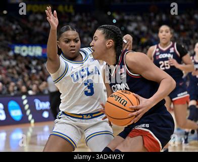 Tampa, Usa. April 2025. UCLA-Garde Londynn Jones (3) bewacht UConn-Garde Azzi Fudd (35) in der ersten Halbzeit in der Finalrunde des NCAA Women's Basketball Turniers in der Amalie Arena in Tampa, Florida am Freitag, den 4. April 2025. Foto: Steve Nesius/UPI Credit: UPI/Alamy Live News Stockfoto