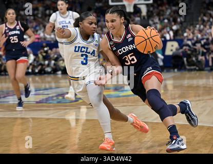 Tampa, Usa. April 2025. UConn-Guard Azzi Fudd (35) fährt in der ersten Halbzeit in der Finalrunde des NCAA Women's Basketball Turniers in der Amalie Arena in Tampa, Florida, am Freitag, den 4. April 2025 an der UCLA-Garde Londynn Jones (3) vorbei. Foto: Steve Nesius/UPI Credit: UPI/Alamy Live News Stockfoto