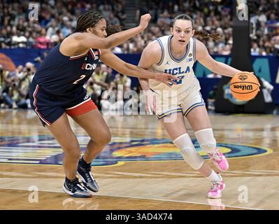 Tampa, Usa. April 2025. UCLA-Stürmer Angela Dugalic (32) wird in der zweiten Halbzeit von UConn-Wachmann KK Arnold (2) in der Finalrunde des NCAA Women's Basketball Turniers in der Amalie Arena in Tampa, Florida am Freitag, 4. April 2025 bewacht. Foto: Steve Nesius/UPI Credit: UPI/Alamy Live News Stockfoto