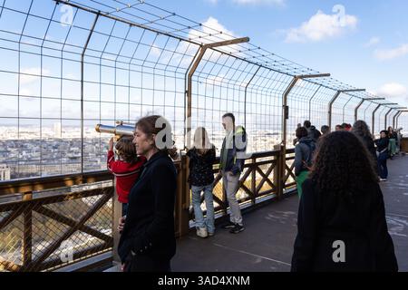 Touristen auf der Aussichtsplattform oben auf dem Eiffelturm. Paris, Frankreich - 15. November 2024 Stockfoto