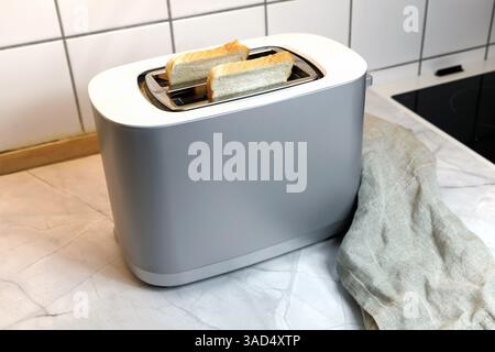 Toaster mit zwei Stücken Toastbrot. Hochwertige Fotos Stockfoto