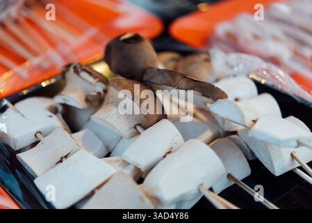 Mala ist gegrilltes Fleisch (Rindfleisch, Schweinefleisch, Hühner oder Pilze) mit Chili-Sauce und chinesischem scharfem Gewürzkraut (Sichuan-Pfeffer) zum Verkauf im Thai Street Food mar Stockfoto