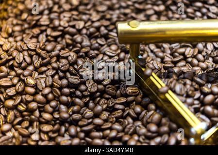 Kaffeebohnen und geröstete Kaffeebohnen Rösten in der Kaffeebohnenmaschine im Café oder Restaurant Stockfoto