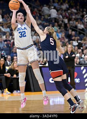 Tampa, Usa. April 2025. UCLA-Stürmer Angela Dugalic (32) schießt in der zweiten Halbzeit in der Finalrunde des NCAA Women's Basketball Turniers in der Amalie Arena in Tampa, Florida am Freitag, den 4. April 2025 gegen den UConn-Wachmann Paige Bueckers (5). Foto: Steve Nesius/UPI Credit: UPI/Alamy Live News Stockfoto