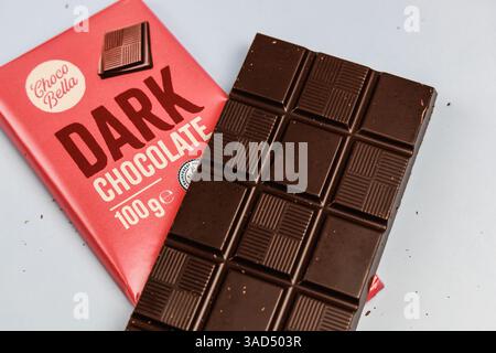 Köstliche dunkle Schokoladenriegel mit der Aufschrift Dark Chocolate. Konzept für gesunde Ernährung. Kopenhagen, Dänemark - 25. Januar 2025 Stockfoto