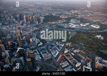 Blick aus der Vogelperspektive nordöstlich von Melbournes CBD, Arts Precinct, South Melbourne, Royal Botanic Gardens, Olympic Parks und MCG Sportbezirk. Stockfoto