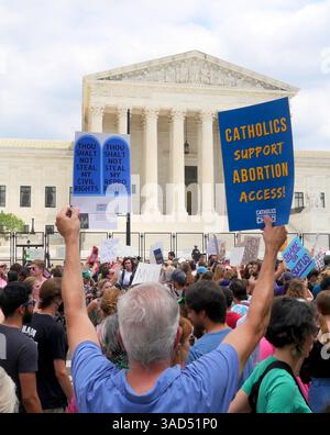 Roe V Wade wurde am 25. Juni 2022 überfallen. Demonstranten kamen in Washington DC vor dem Obersten Gerichtshof an Stockfoto