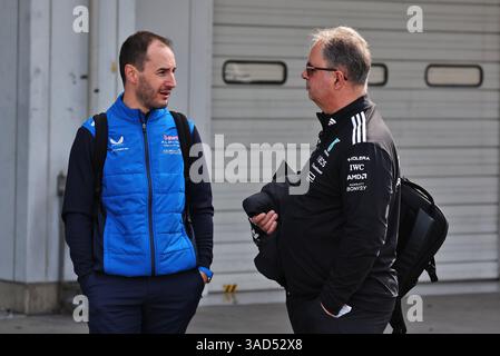 Suzuka, Japan. April 2025. (L bis R): Oliver Oakes (GBR) Alpine F1 Team Principal mit Ron Meadows (GBR) Mercedes AMG F1 Sporting Director. 05.04.2025. Formel-1-Weltmeisterschaft, Rd 3, Großer Preis Von Japan, Suzuka, Japan, Qualifizierender Tag. Quelle: James Moy/Alamy Live News Stockfoto