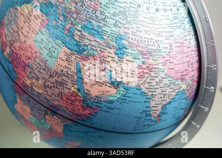 Nahaufnahme von Globe mit Eurasischem Teil und dem Nahen Osten. Kopenhagen, Dänemark - 6. März 2025 Stockfoto
