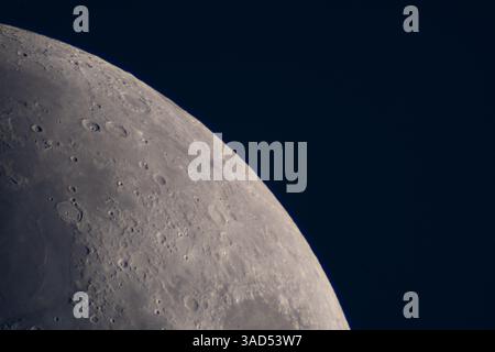 Detaillierte Mondoberflächenansicht mit beleuchteten Kratern und Ebenen. Planetarische Astrofotografie Satellit der Erde Stockfoto