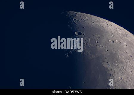 Detailansicht des Wachsmondes mit Kratern, die bei nächtlicher Beobachtung erfasst wurden. Planetarische Astrofotografie Satellit der Erde Stockfoto