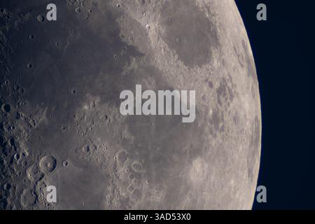 Detaillierte Ansicht der Mondoberfläche mit maria und Kratern. Planetarische Astrofotografie Satellit der Erde Stockfoto