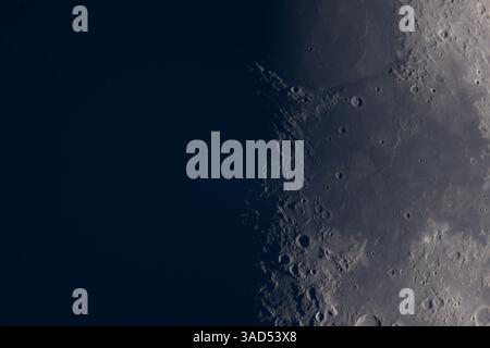 Nahaufnahme der Mondkrater entlang des Mondterminators. Planetarische Astrofotografie Satellit der Erde Stockfoto