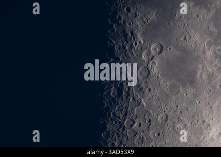 Blick auf die Mondkrater, die entlang der Mondterminatorlinie beleuchtet sind. Planetarische Astrofotografie Satellit der Erde Stockfoto