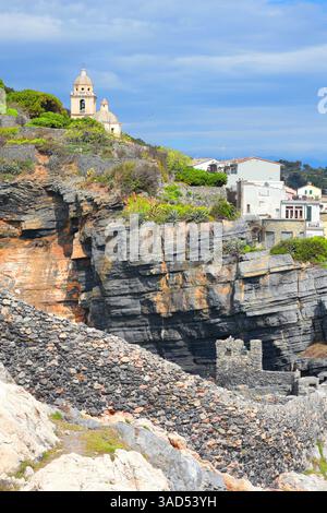 Mittelalterliche Steinkirche, Festungsmauern auf Felsen von Porto Venere, Ligurien. Natur, Tourismus in Italien. Bau und Architektur. Hintergrund für die Konstruktion Stockfoto