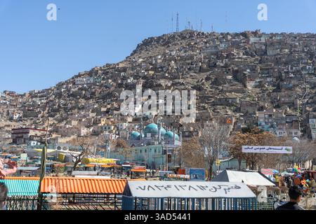 Häuser auf den Hügeln um den Sakhi Shah-e Mardan-Schrein (Ziyarat-e Sakhi), Kabul, Afghanistan Stockfoto