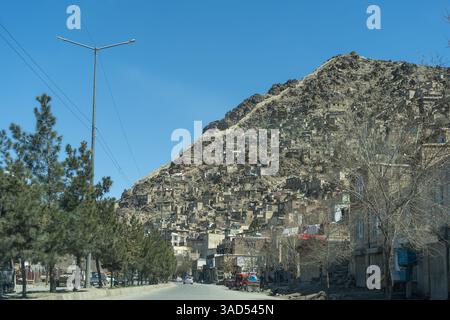 Häuser auf den Hügeln um den Sakhi Shah-e Mardan-Schrein (Ziyarat-e Sakhi), Kabul, Afghanistan Stockfoto