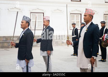 Kathmandu, Kathmandu, Nepal. April 2025. 5. April 2025 ''“ Kathmandu, Nepal: Mitglieder des Gurju Paltan der nepalesischen Armee huldigen den Göttern und Göttinnen während des Chaite Dashain Festivals am Hanuman Dhoka Durbar Square. (Kreditbild: © Sujal Bajracharya/ZUMA Press Wire) NUR REDAKTIONELLE VERWENDUNG! Nicht für kommerzielle ZWECKE! Stockfoto