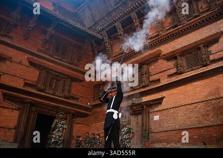 Kathmandu, Kathmandu, Nepal. April 2025. 5. April 2025 ''“ Kathmandu, Nepal: Gurju Paltan, Mitglied der nepalesischen Armee, feuert während des Chaite Dashain Festivals auf dem Hanuman Dhoka Durbar Square einen Schuss ab. (Kreditbild: © Sujal Bajracharya/ZUMA Press Wire) NUR REDAKTIONELLE VERWENDUNG! Nicht für kommerzielle ZWECKE! Stockfoto