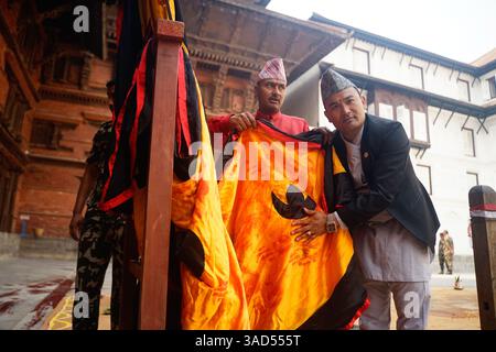Kathmandu, Kathmandu, Nepal. April 2025. 5. April 2025 ''“ Kathmandu, Nepal: Gurju Paltan, Mitglied der nepalesischen Armee, betet während des Chaite Dashain Festivals am Hanuman Dhoka Durbar Square. (Kreditbild: © Sujal Bajracharya/ZUMA Press Wire) NUR REDAKTIONELLE VERWENDUNG! Nicht für kommerzielle ZWECKE! Stockfoto