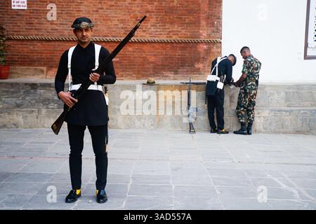 Kathmandu, Kathmandu, Nepal. April 2025. 5. April 2025 ''“ Kathmandu, Nepal: Gurju Paltan, Mitglied der nepalesischen Armee, bereitet sich darauf vor, während des Chaite Dashain Festivals auf dem Hanumandhoka Durbar Square einen Schuss abzufeuern. (Kreditbild: © Sujal Bajracharya/ZUMA Press Wire) NUR REDAKTIONELLE VERWENDUNG! Nicht für kommerzielle ZWECKE! Stockfoto