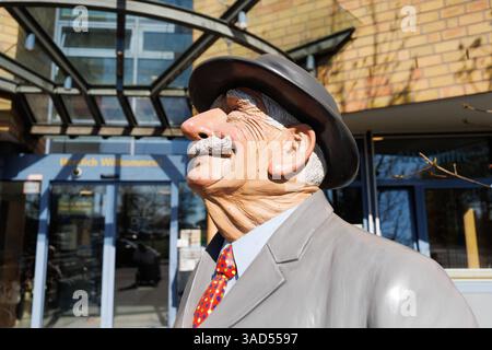Seniorenstatue eine lächelne Seniorenstatue am 04.04.2025 *** Eine Statue eines Seniors am 4. April 2025 Köln NRW Deutschland Copyright: XPieroxNigrox Stockfoto