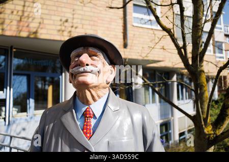 Seniorenstatue eine lächelne Seniorenstatue am 04.04.2025 *** Eine Statue eines Seniors am 4. April 2025 Köln NRW Deutschland Copyright: XPieroxNigrox Stockfoto