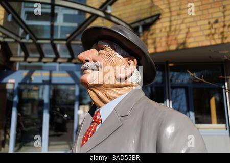 Seniorenstatue eine lächelne Seniorenstatue am 04.04.2025 *** Eine Statue eines Seniors am 4. April 2025 Köln NRW Deutschland Copyright: XPieroxNigrox Stockfoto