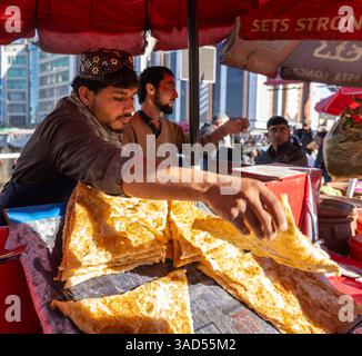 Chebureks, Brotkuchen, Straßenhandel im Geflügelmarkt-Gebiet von Kabul, Afghanistan Stockfoto