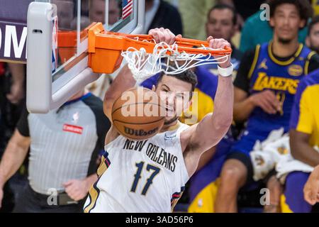 Los Angeles, Usa. April 2025. Karlo Matkovi Von New Orleans Pelicans? #17 dunks gegen die Los Angeles Lakers während eines NBA-Basketballspiels in der Crypto.com Arena am Freitag, 4. April 2025 in Los Angeles. Quelle: SOPA Images Limited/Alamy Live News Stockfoto